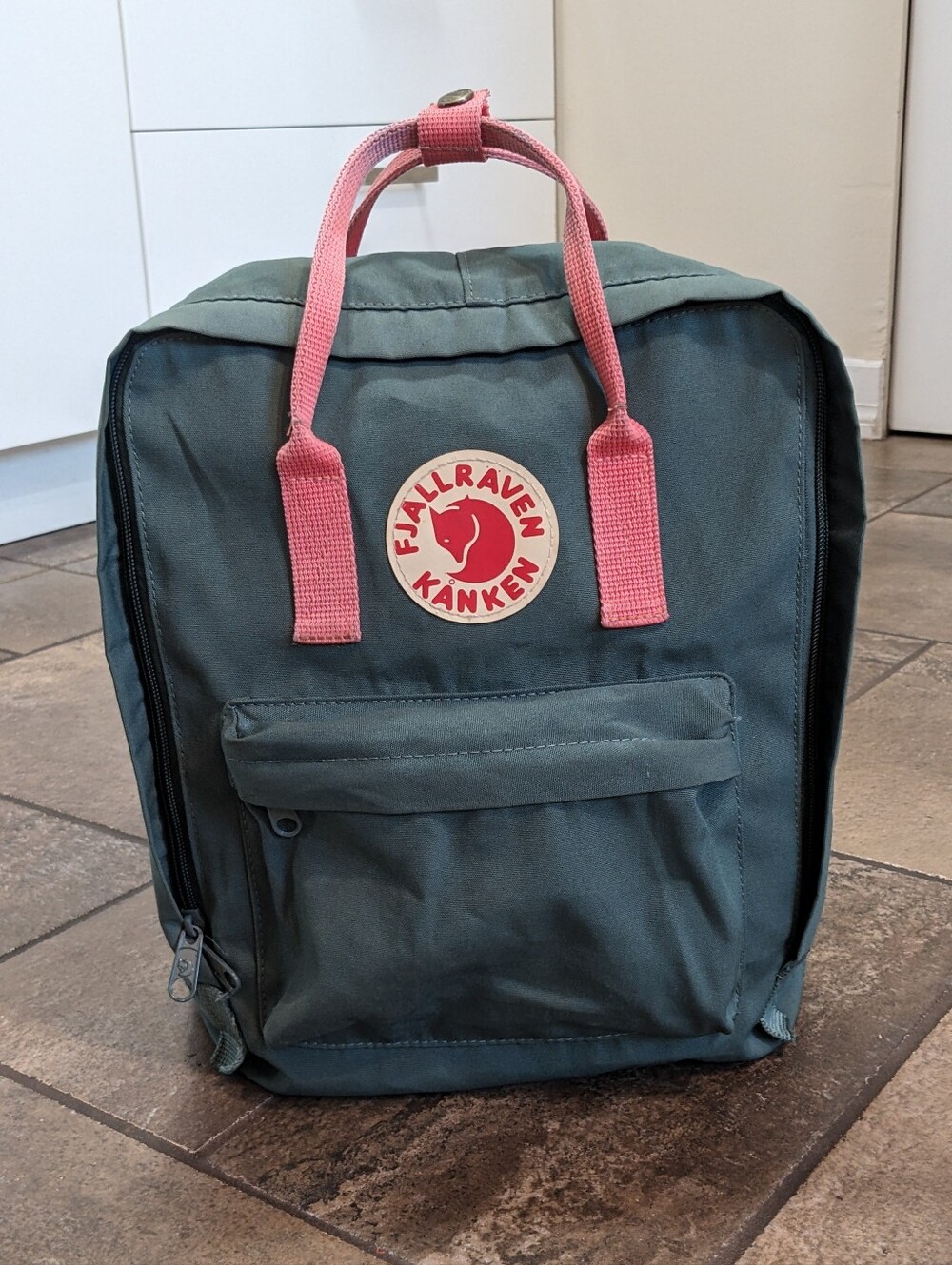 Fjallraven Kånken Men's Hiking Outdoor Backpack - Frost Green with Pink Handles